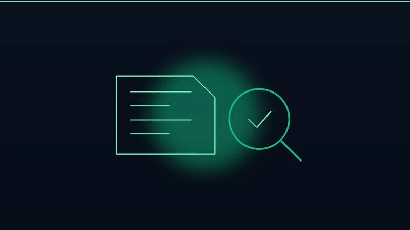 Ilustración de un documento tipo currículum siendo examinado por una lupa con una marca de verificación, en la paleta verde de Ambiental